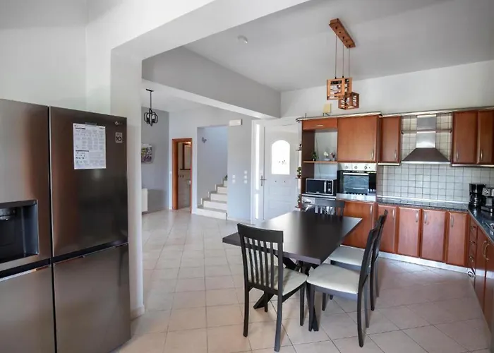 فيلة Emerald Asgourou